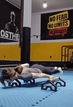 我勒个去，这女孩子臂力太强了👍，专业体操运动员也做不出这水准！体操女运动员体