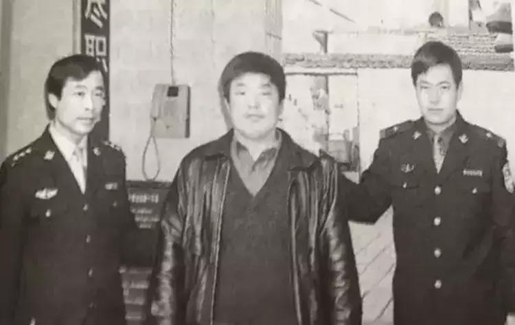 中国曾有一起令人震惊的绑架案。杀死警察22人，主犯周向阳，1968年生于河南