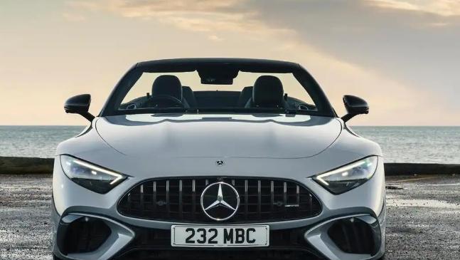 “被白嫖8天？活该！”一女子在酒吧，被一丑男一见钟情，她忍着恶心，加了个丑男微信