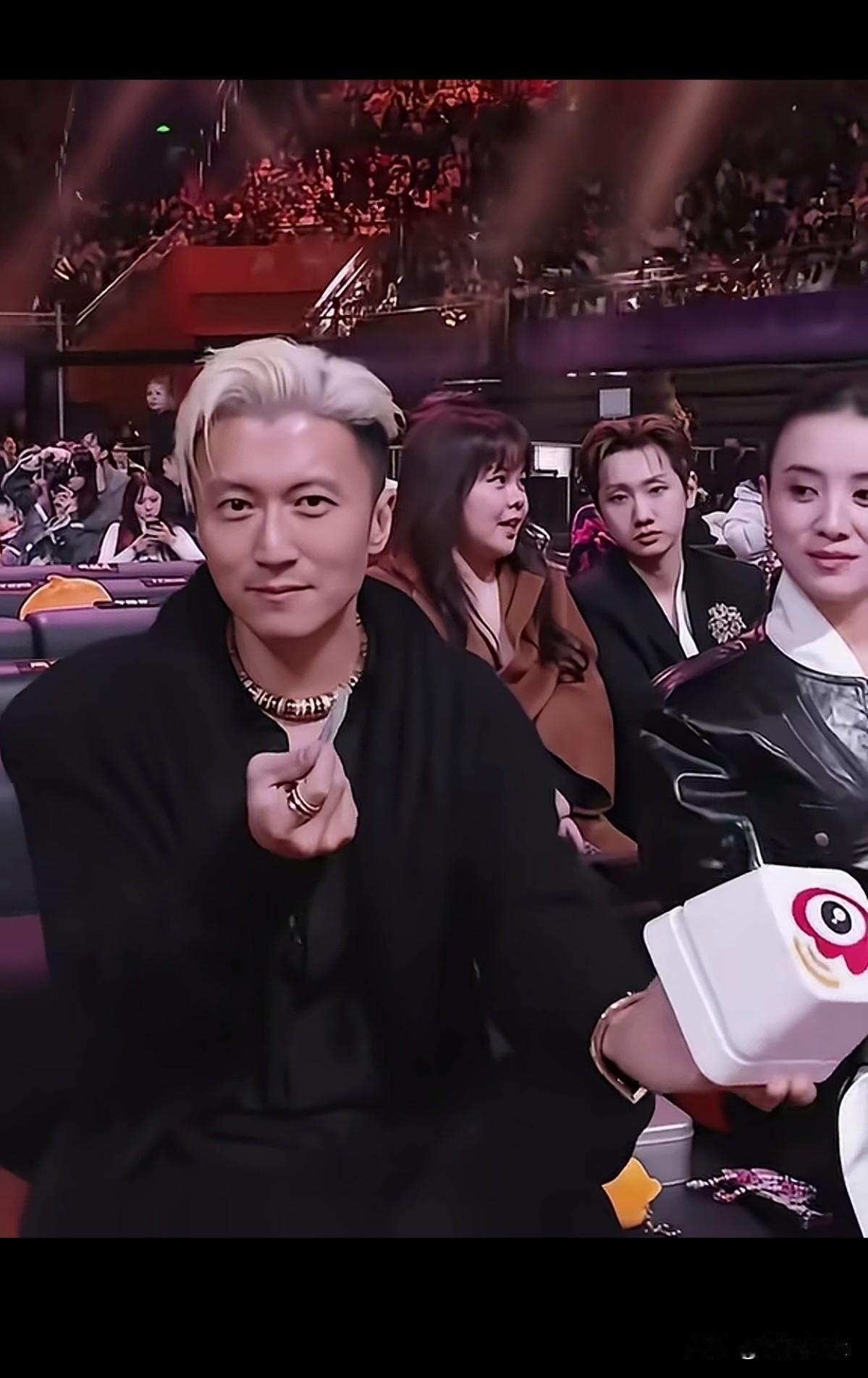 谢霆锋这发型太帅了，虽然多年不务正业去做了厨子，归来仍是顶流，仍然稳坐第一