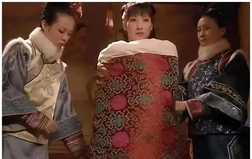 清朝宫里有个奇怪现象：但凡被皇帝宠幸过的妃子，第二天走路都要人搀扶，看起来娇弱得