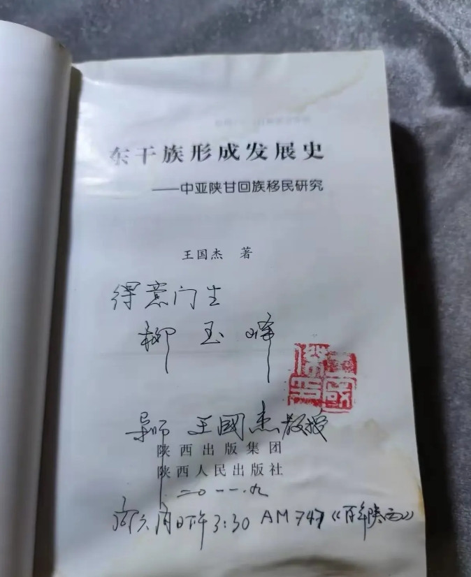 头一回见老师这么送书给学生的