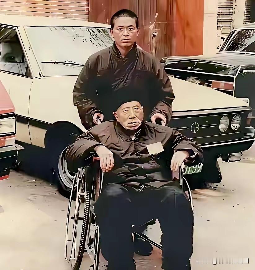 1981年，释永信刚刚进入少林寺的时候，似乎还是比较憨厚的，看他老实巴交的推着自