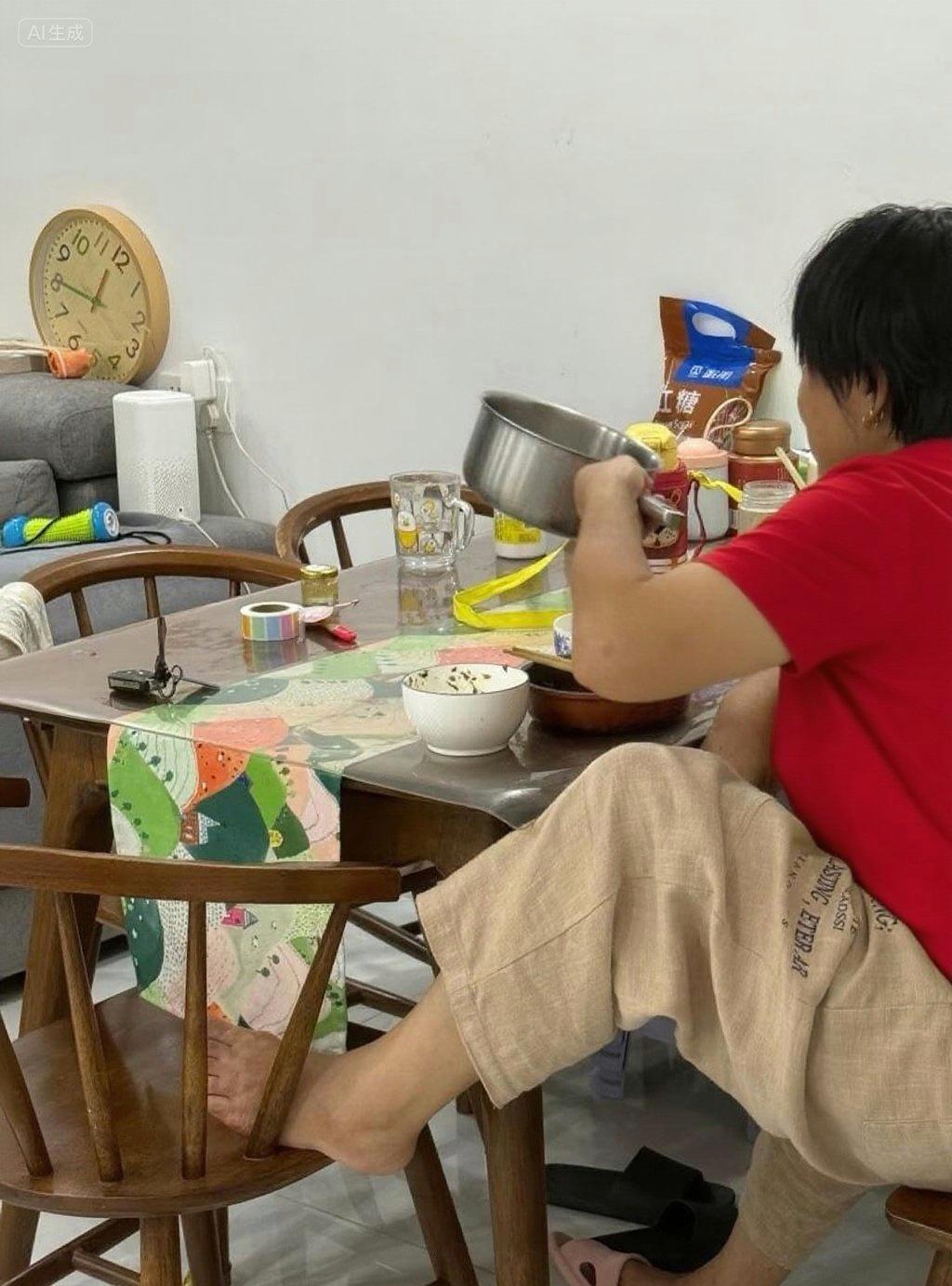 婆婆吃饭总爱支棱腿，不是踏在邻座椅子上，就是盘在自己椅子上。忍她很久了，媳妇
