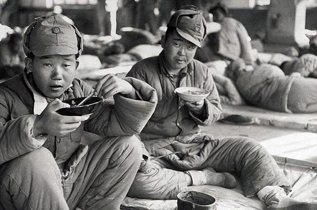 1949年一国军军长意外被俘，他本要自杀了断，但想起自己一脸麻子，好不容易娶了个