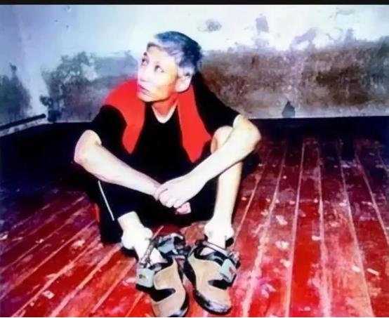 [点赞]2003年，刘涌被执行死刑前十分镇定，苦笑看妻子、拒绝更换新衣服，押到