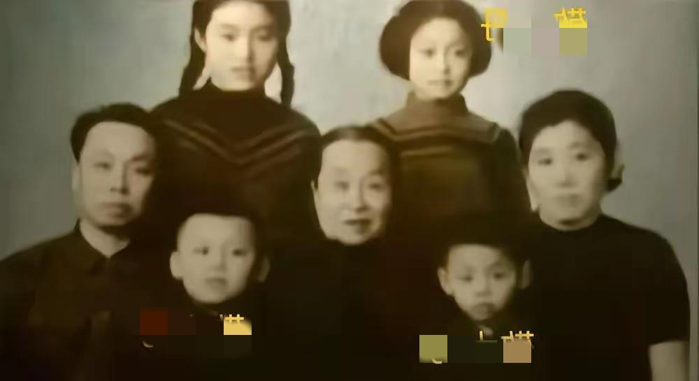 敬一丹姐弟四人都很出色，他的姐姐敬海燕响应国家号召下乡，远赴密山兵团，在那里吃了