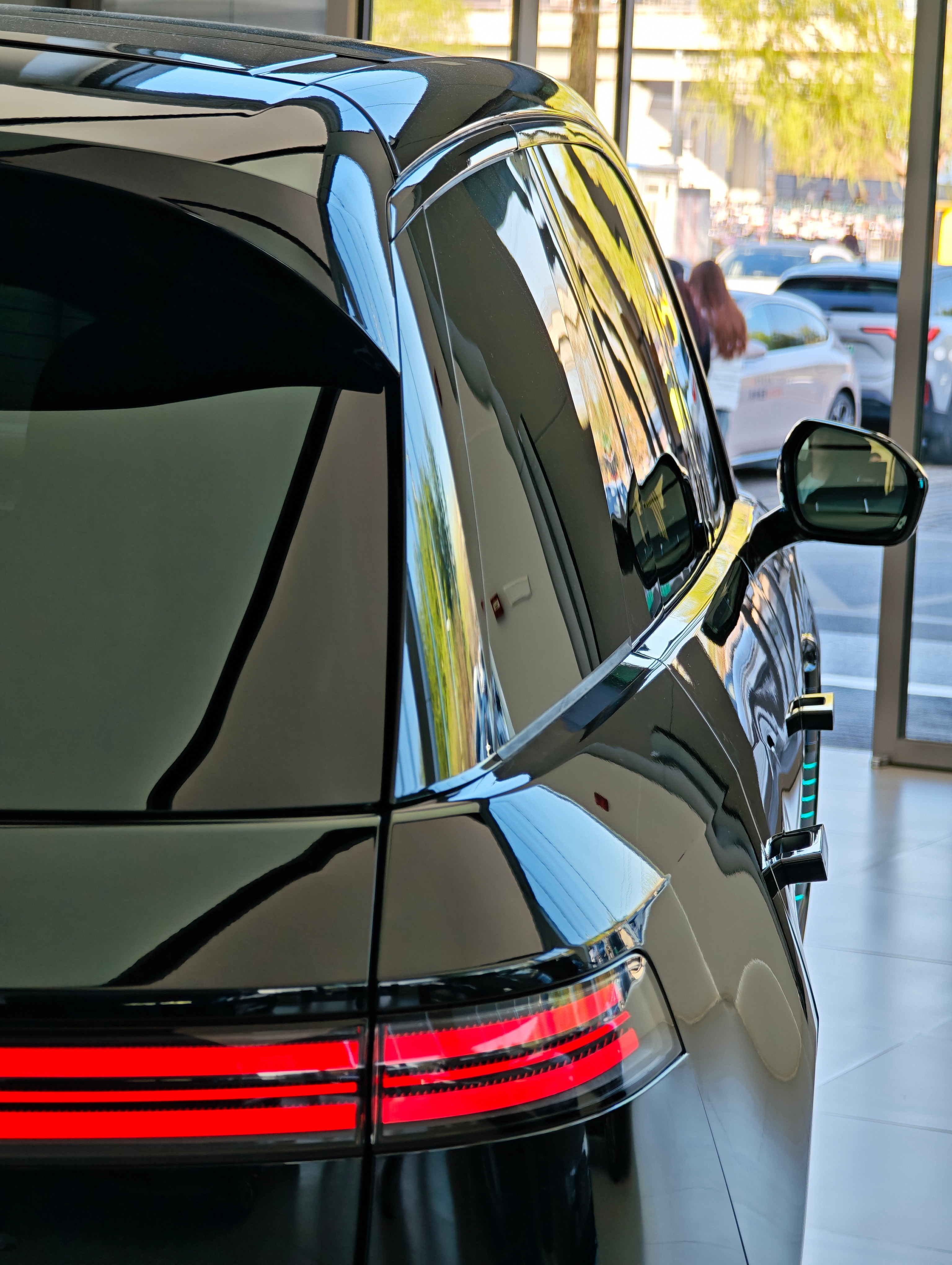 简单体验了一下蔚来ES9，大家感受一下实拍~全黑化外观，体量感超强。内饰氛围很奢