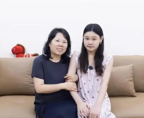 张家齐的家庭，算不上真正的普通人家。她父亲是山东济宁人，以前当过工人。她母亲是