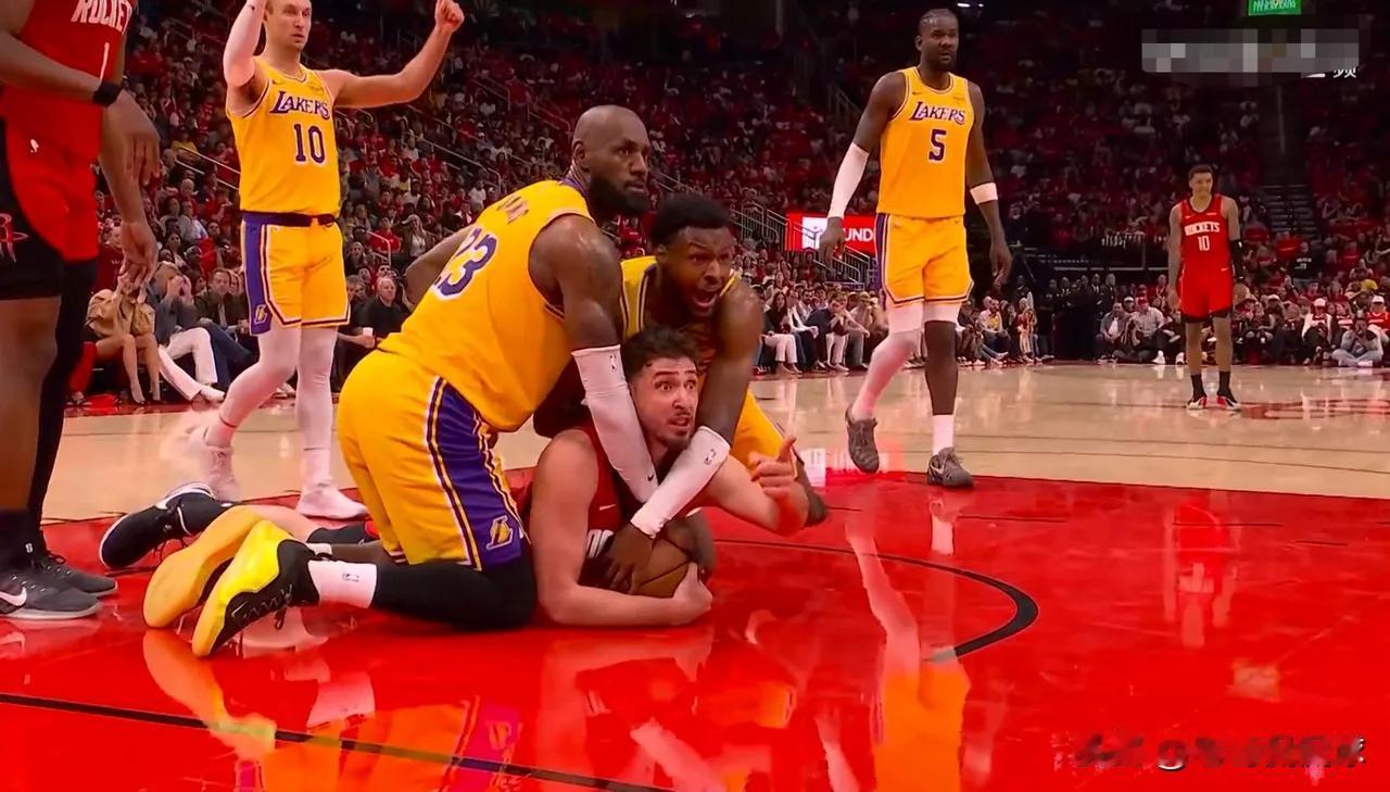 湖人根本就不配赢球，是因为有了詹姆斯才意外赢球，现在湖人3比0领先火箭不是理