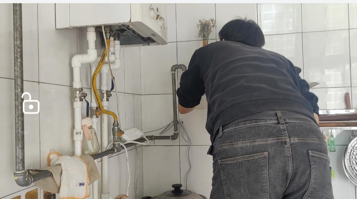 我们家的燃气表安装在厨房里，从去年开始，表面不显示数字了，这次要把燃气表装到外面