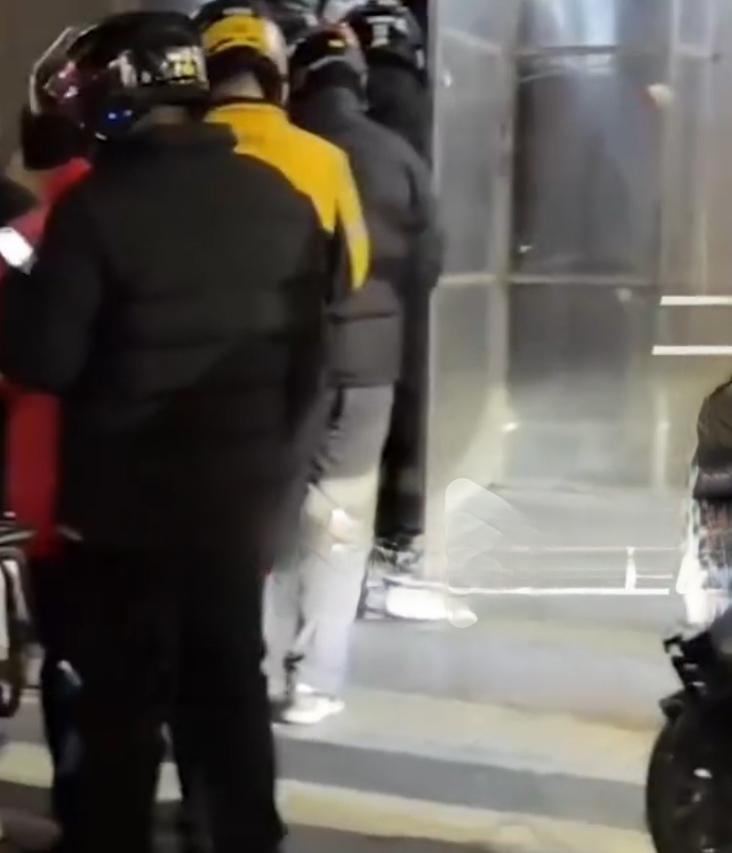 晚上十点，山西太原一家饭店门口，外卖骑手们排起了队。大家都在等一份1元的盒饭。