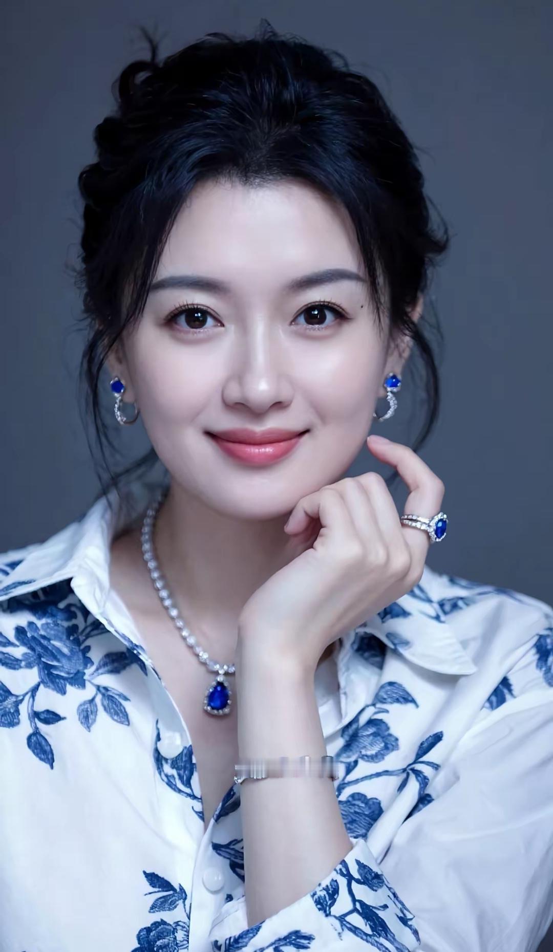 这位女士戴着漂亮的珠宝，微笑着。高雅气质美女美女人像群