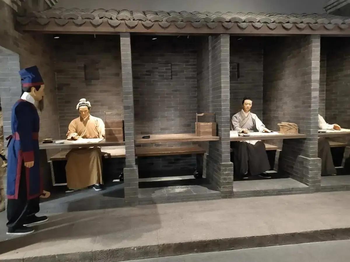 古代科举考场有多恶劣？考生入场被搜遍全身，答题纸只给一张不补发。明天顺七年，