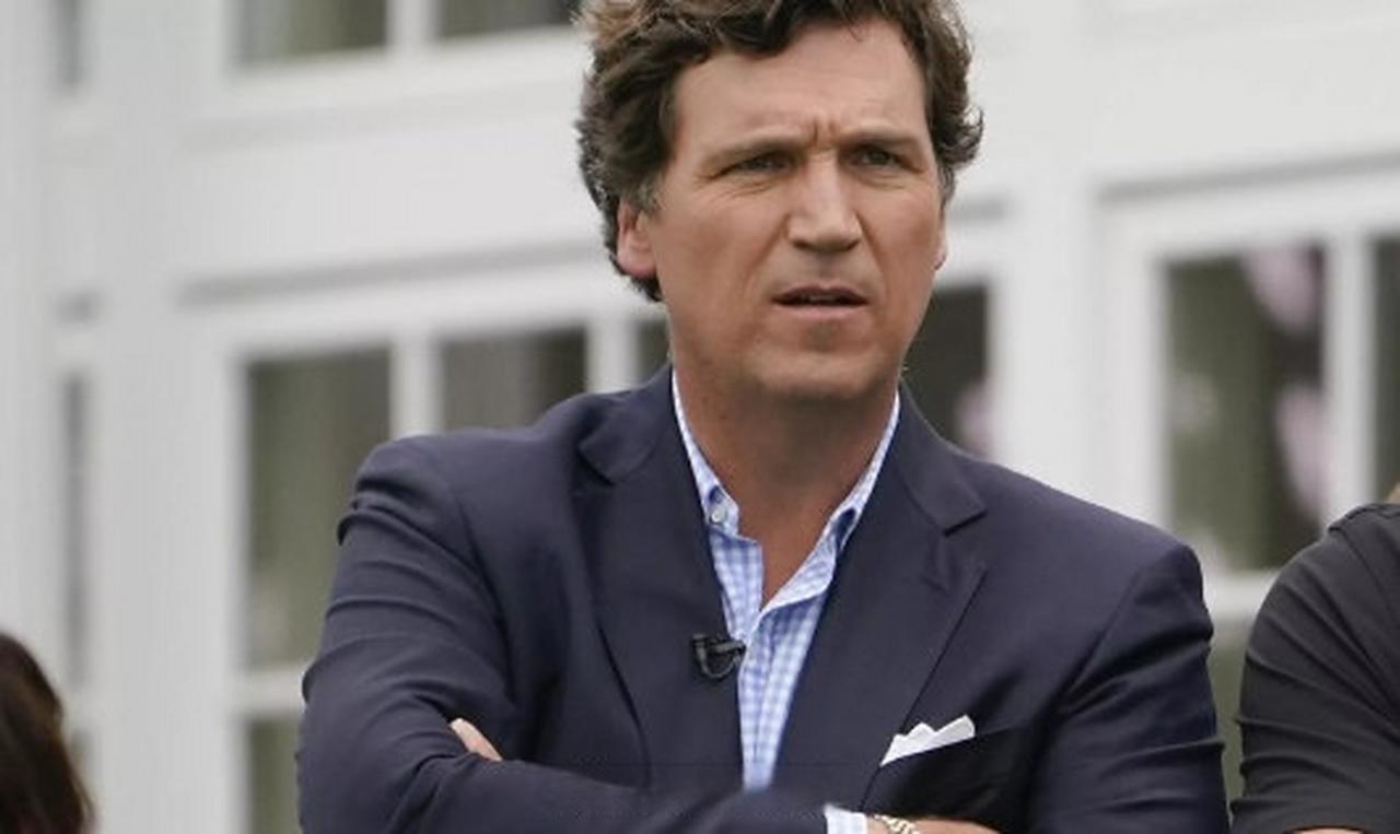 “台独”分子的精神支柱，塌了！就在1月14日，美国顶级名嘴卡尔森直接给“阻挠统一