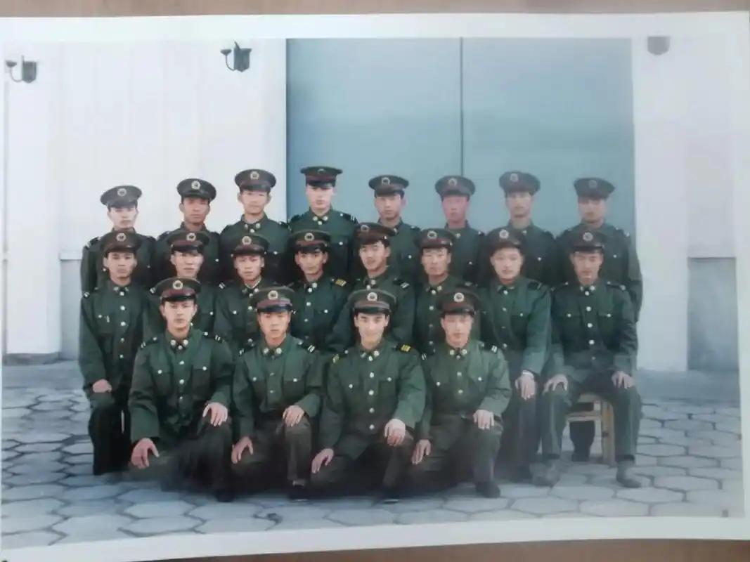 军人休假打工！！！曾经身边有个战友，当兵不到五年（2017年左右），自己首付买了