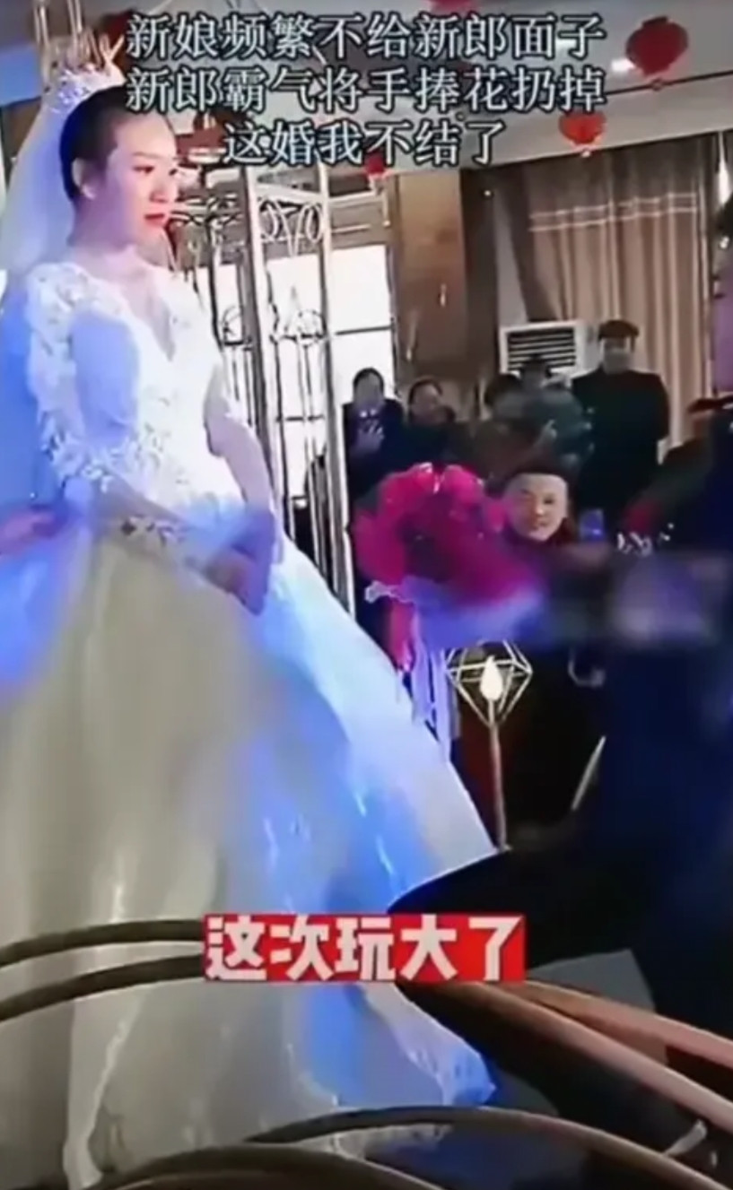 新娘真实太缺德了，婚礼现场新郎叫了好几次让她嫁给自己，但她都是摇头不愿意，新郎一