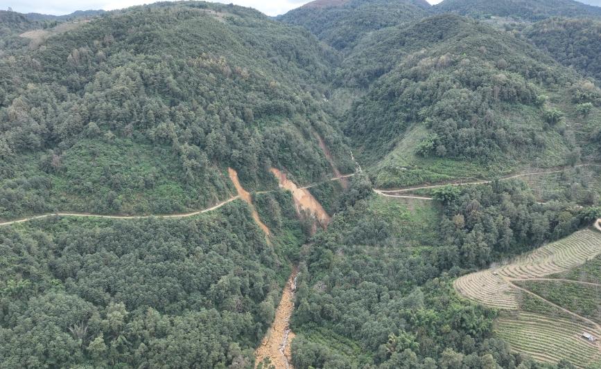 缅北地区的大山道路是年年泥石流！果敢地区的大山，都是这样的，险峻的山脉，虽然