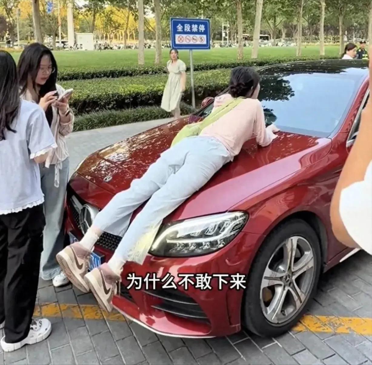 河南郑州，三名女子当街拦住一辆红色奔驰讨要薪资。据三名女子陈述，就职期间女老板要