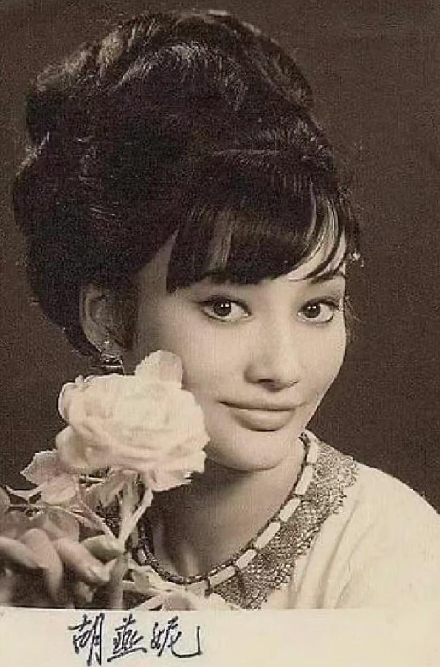 亦舒说——她没有一个角度不上相。陆离说——她着实不易写，因为实在太好。西西说