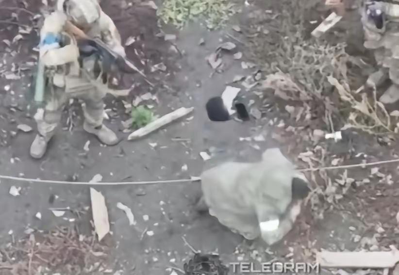 ​乌军还未能手下留情！在战场上一名俄士兵成为俘虏，按常理是可以让人宽厚待遇，但是