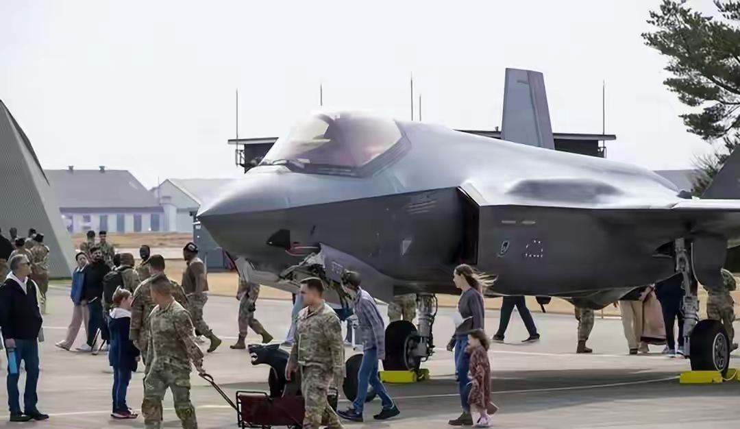 美国四处煽风点火，终将搬起石头砸自己的脚！前脚中东战火刚停歇，后脚美军就急不可