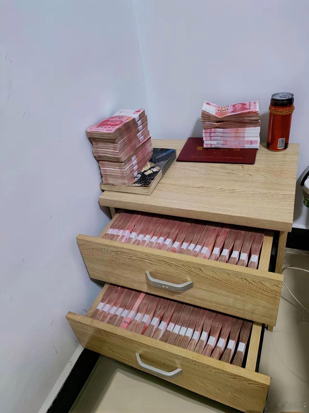 家里整整齐齐摆放这么多现金，一般都是派什么用场？​​​