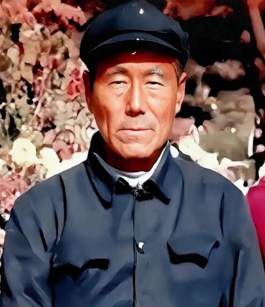 抗美援朝战场上，有个让指挥部头疼的人物，叫董明德。每次派任务，首长都得反复叮嘱一