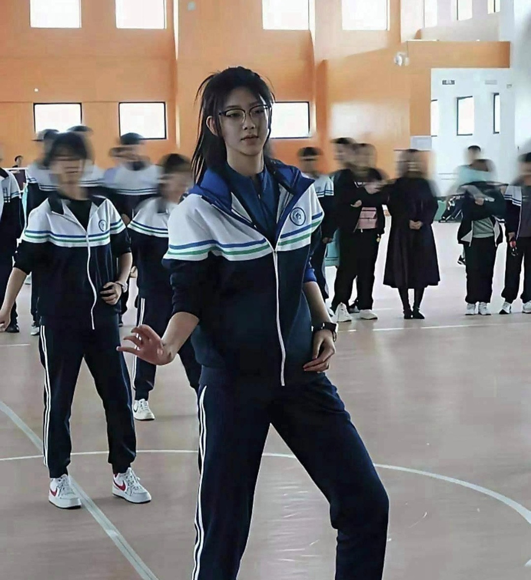 这校服愣是给穿成了西装的效果