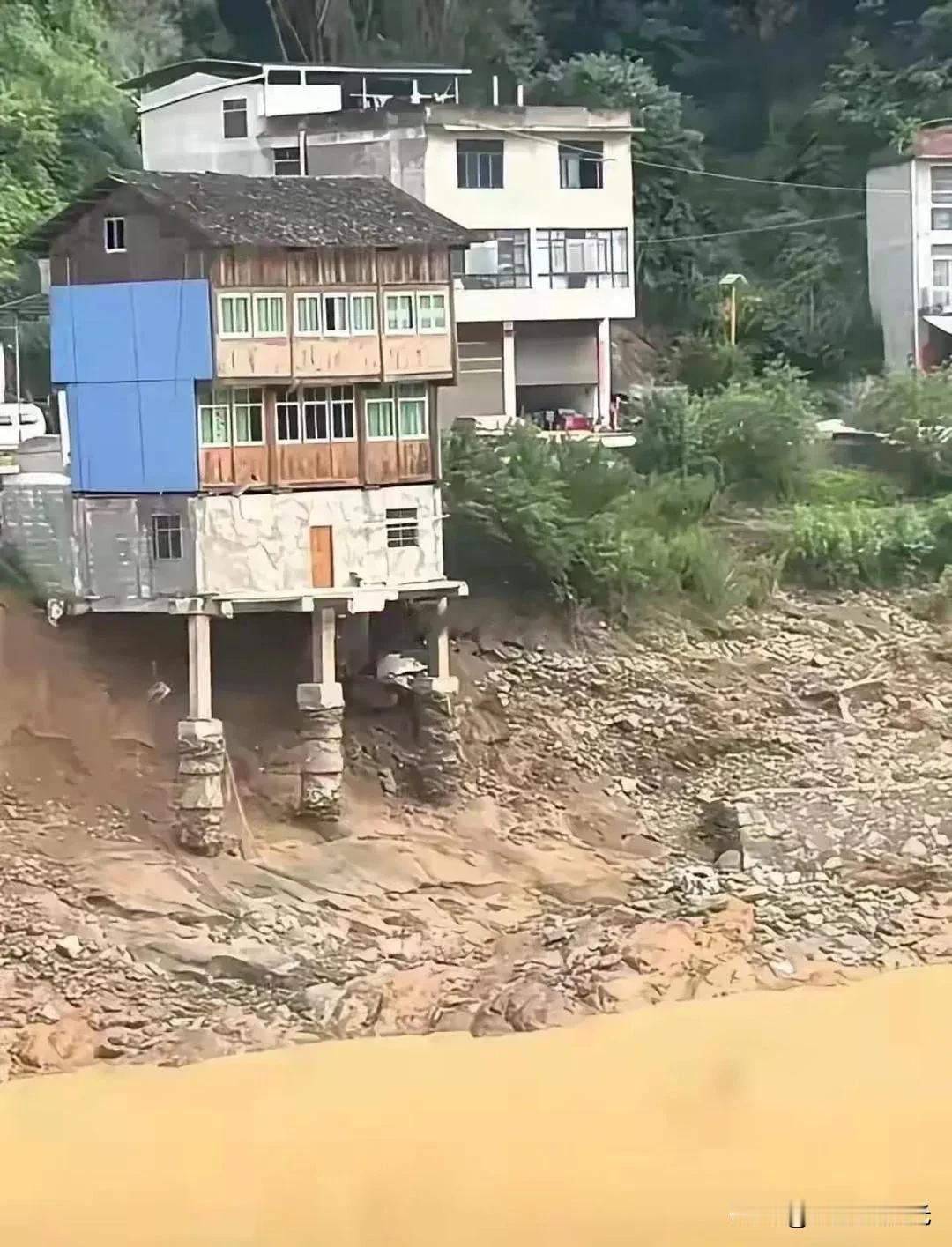 洪水退了，这房子你敢住吗？我是不敢！你看这房子，洪水刚退，地基都快被冲