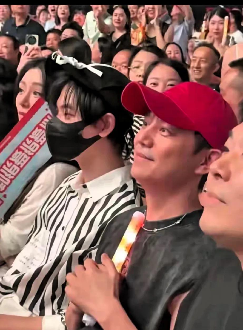 何炅现身刘若英长沙演唱会，显得非常年轻，与他的实际年龄不符。‌在2025年6月1