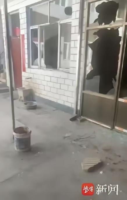 我们只去了他家9个人，只打断了他的鼻梁，只砸碎了他家所有玻璃，这句话从嘴里冒出来