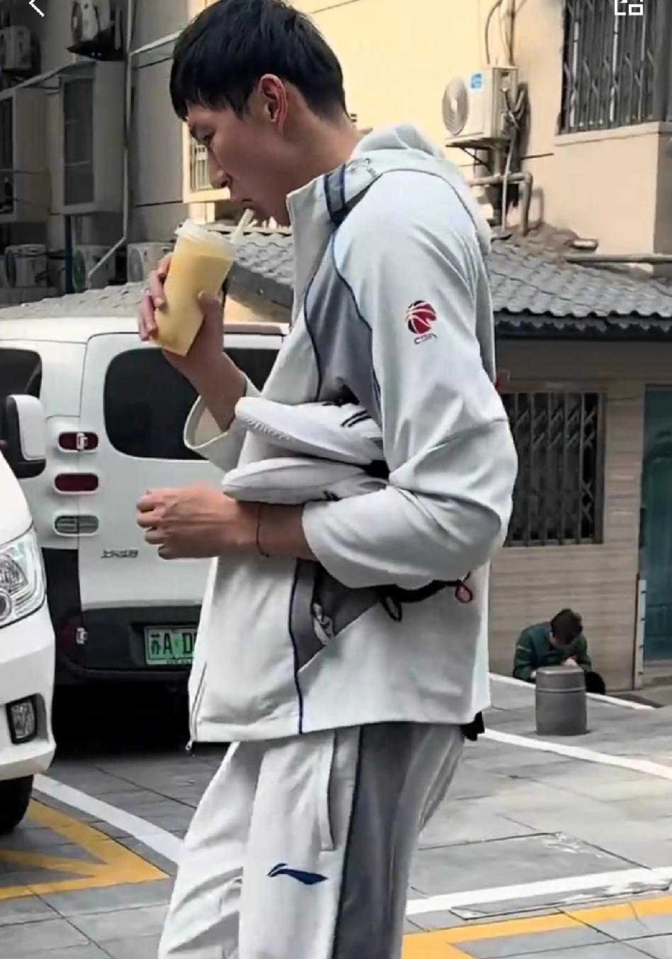 周琦再现名场面！周琦一边走一边喝奶茶的照片引起球迷讨论，斥责他太不自律！现在