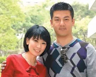 好个屁，他这是年纪大了玩不动了。不逼迫二婚老婆生孩子，是因为逼迫也没用，生不出，