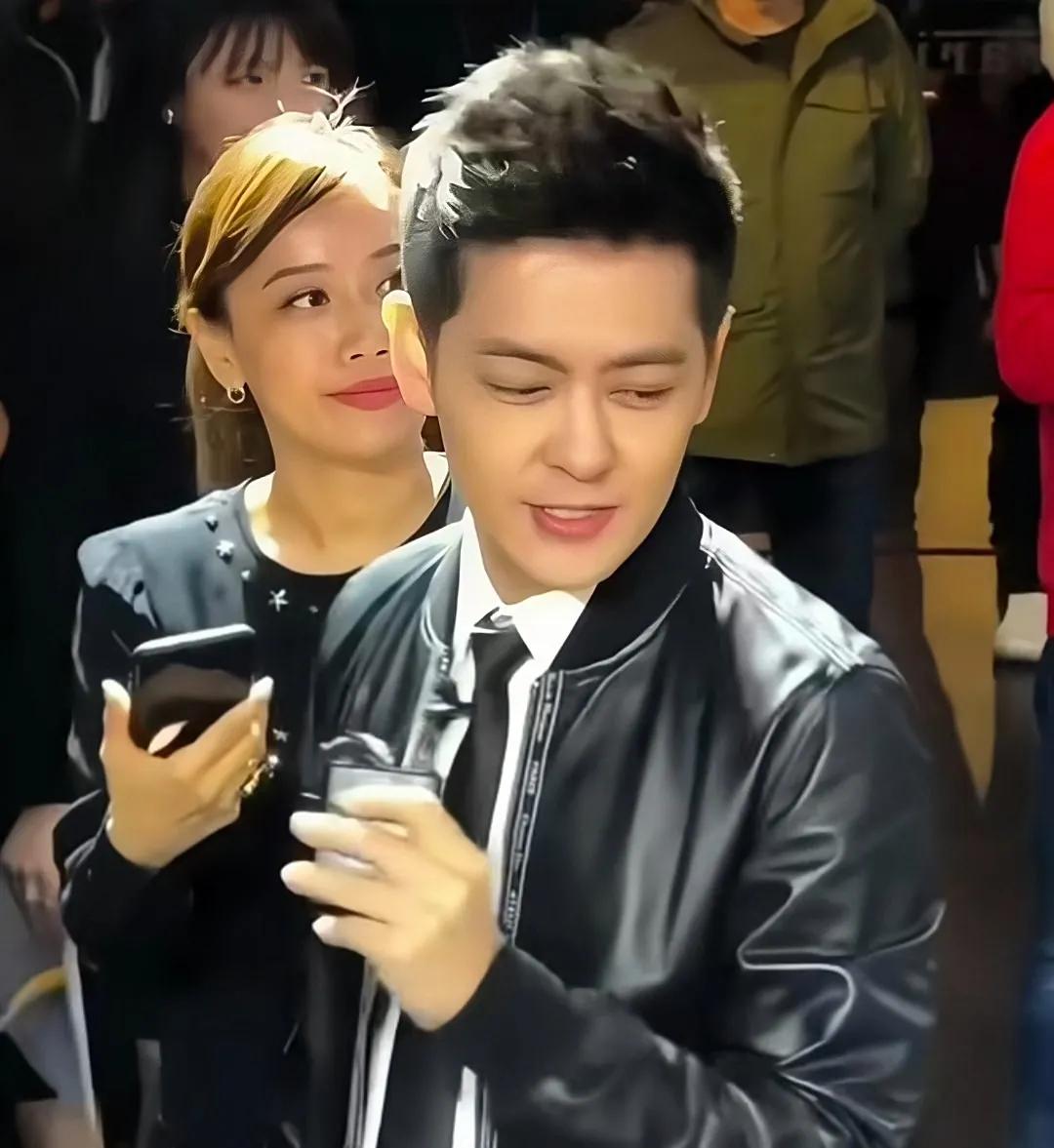 现在50多岁的林志颖，依旧还是那么帅气，不愧是冻龄男神，几十年过去了，还是年轻时