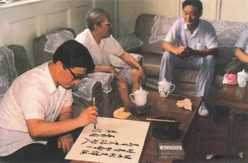 1991年8月，上海市委书记吴邦国（右一）、上海市市长黄菊（左一）在育才中学参加