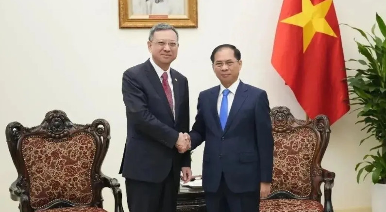 越南想让中国多投点钱，建些基础设施。<em>裴青山</em>副总理跟中国能建的人聊了聊。他们谈到高