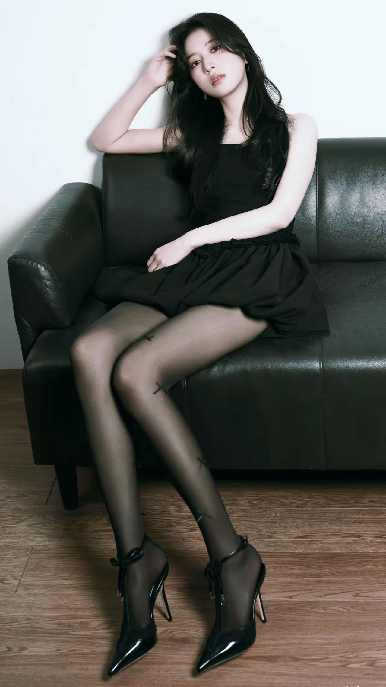 优雅气质穿搭，白色毛衣搭配灰色短裙，黑色高跟鞋和网袜，尽显时尚魅力！