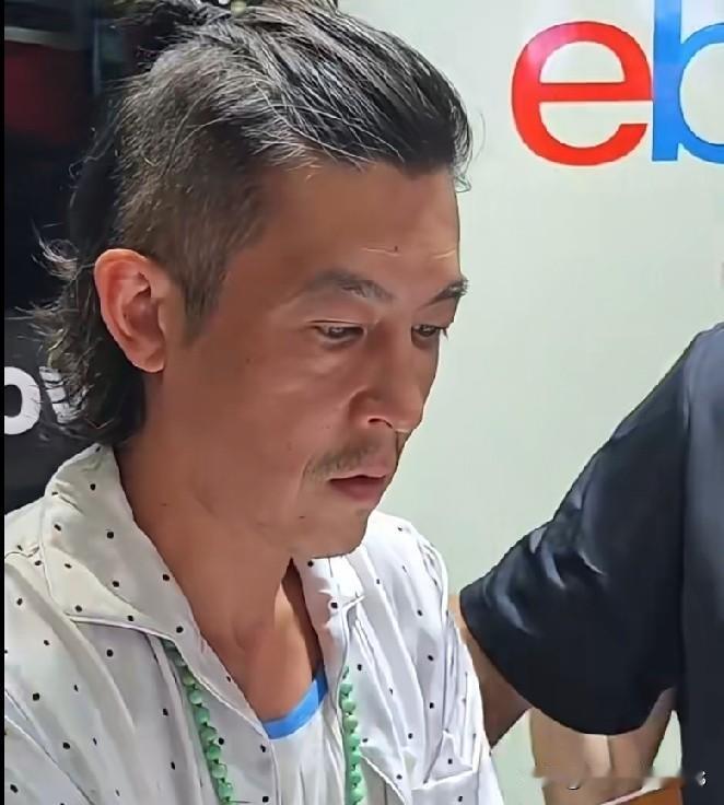 冠希哥这一身装扮，谁看了不得被迷倒！虽说在80后帅星里略显沧桑，但人家潮流感丝毫