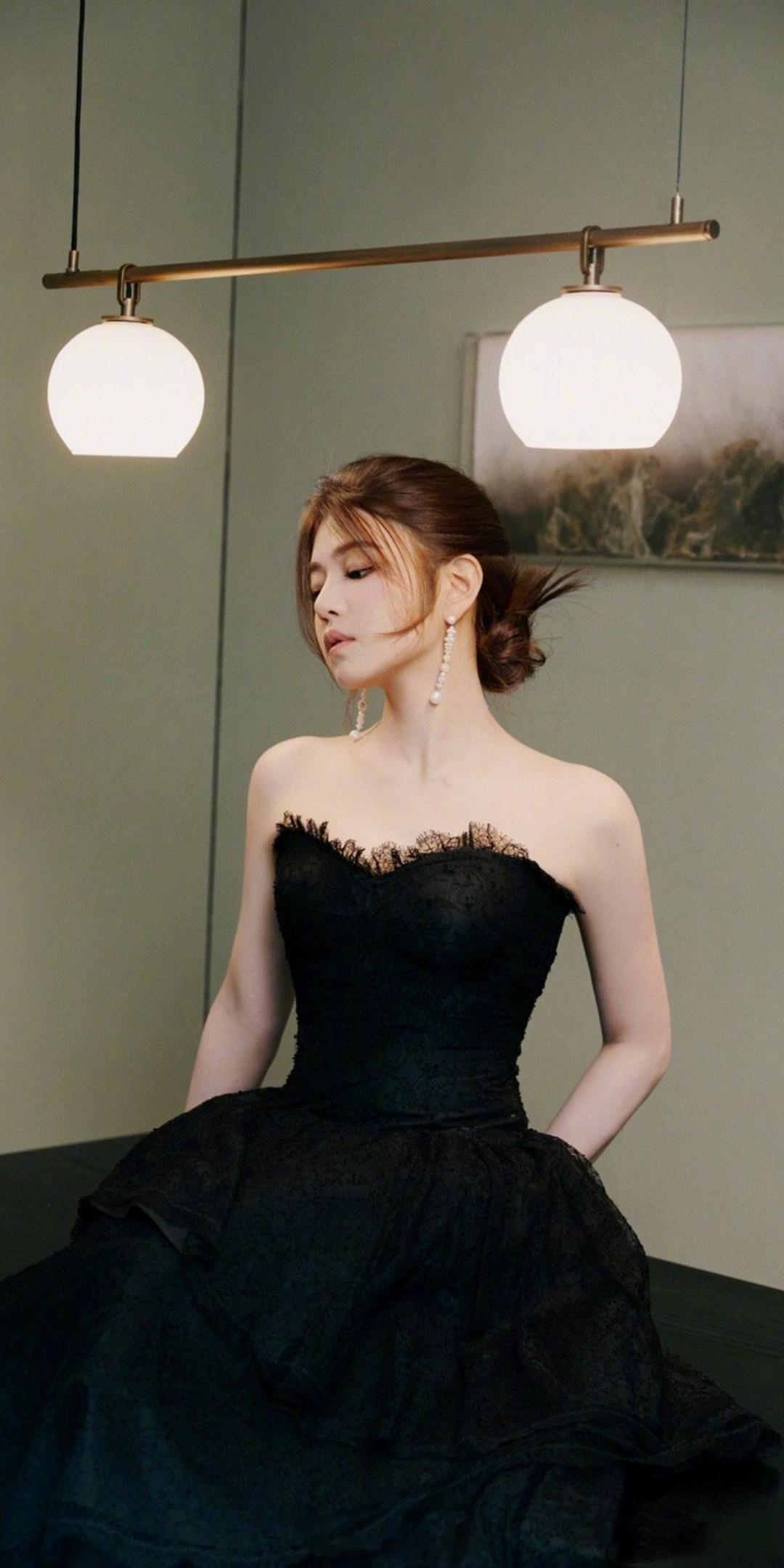 陈妍希黑色抹胸裙写真