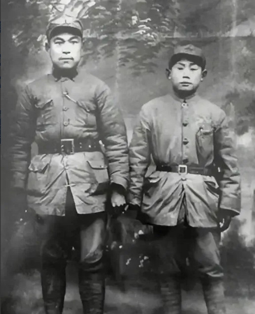 1930年，许世友端碗酒，高喊：“谁能把我摔倒，我请他喝酒！”接二连三，上来30