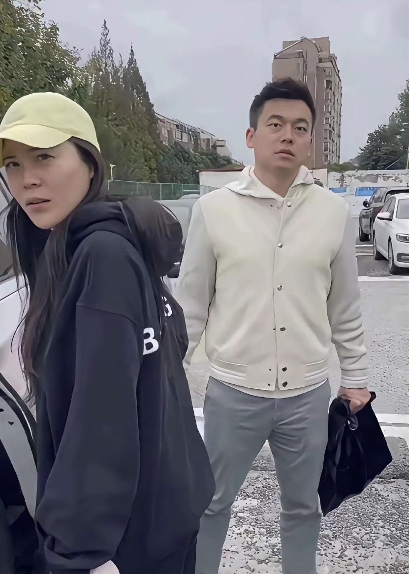 10月31日，上海一位航空公司乘务长陪母亲去医院。她发现丈夫的车停在停车场，过去