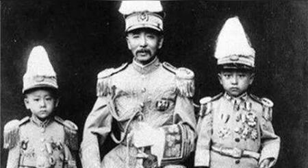 1906年，31岁的张作霖强势娶了18岁的许澍旸。大婚当夜，张作霖搂着许澍旸纤细