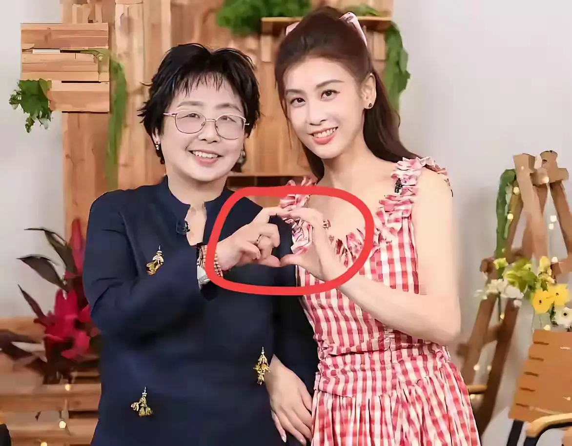 黄圣依妈妈说，我根本不想让我女儿当大明星，我是报社编辑，他爸爸是大学教授，