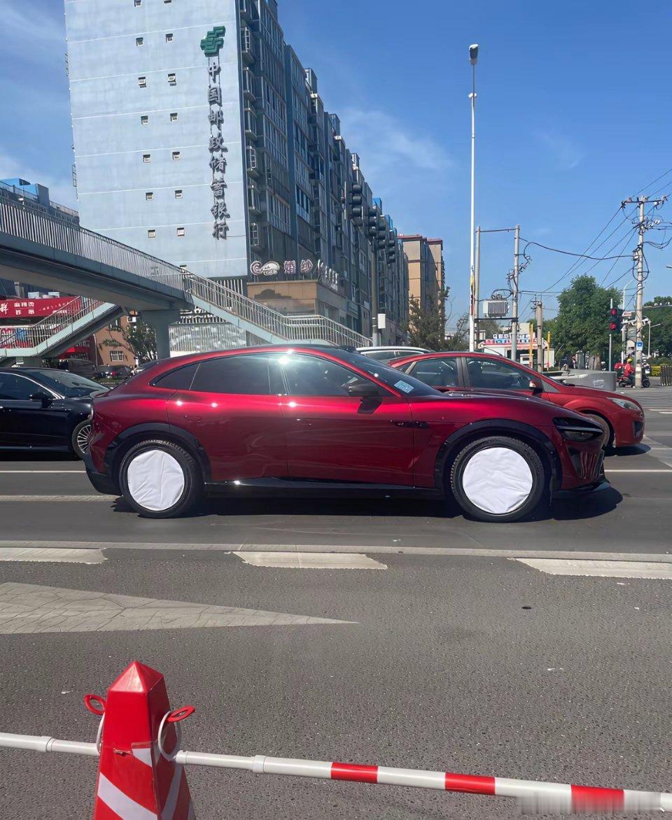 小米还是给五月底要上市的小米YU7GT轮毂做了遮挡，估计是怕设计被借鉴，看来也