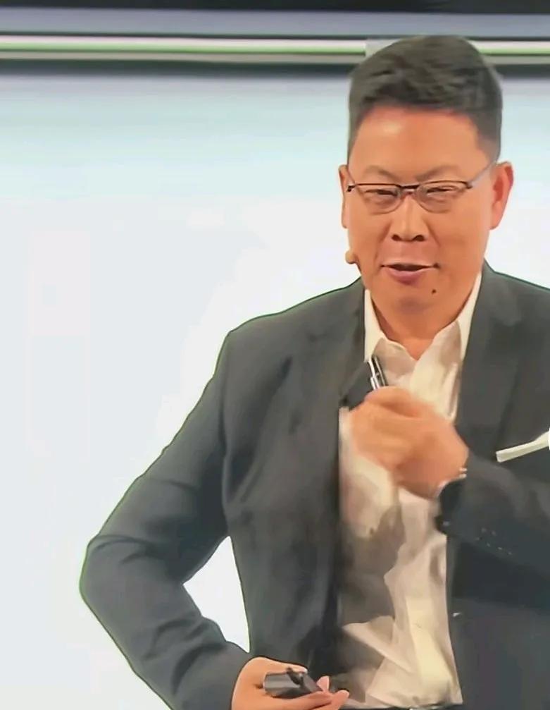 友商都被余承东整怕了，一上舞台就知道又要从口袋里摸出新的产品，然后用着带点嗑