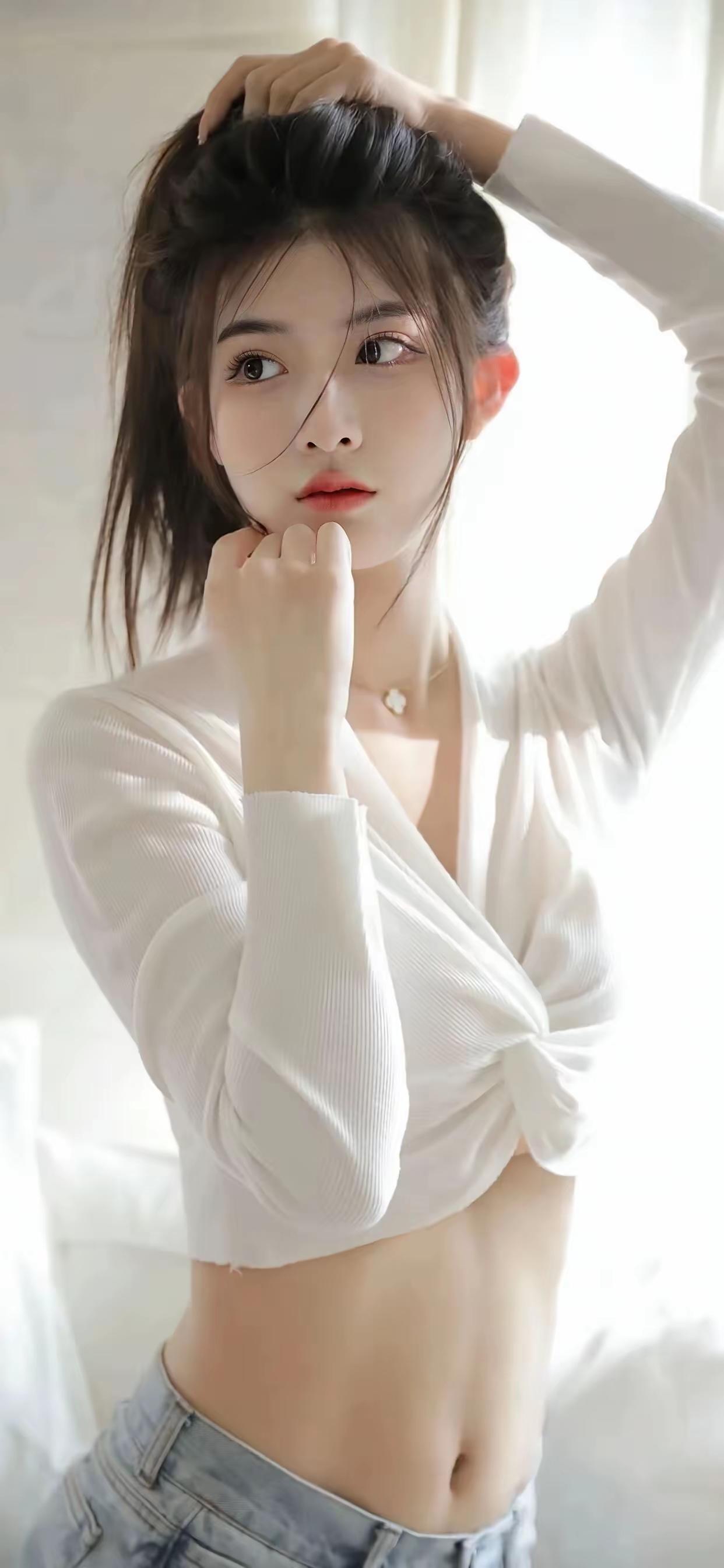 男人最容易被崇拜拿下，哪怕这个崇拜是装的。女人最容易被偏爱拿下，哪怕这个偏