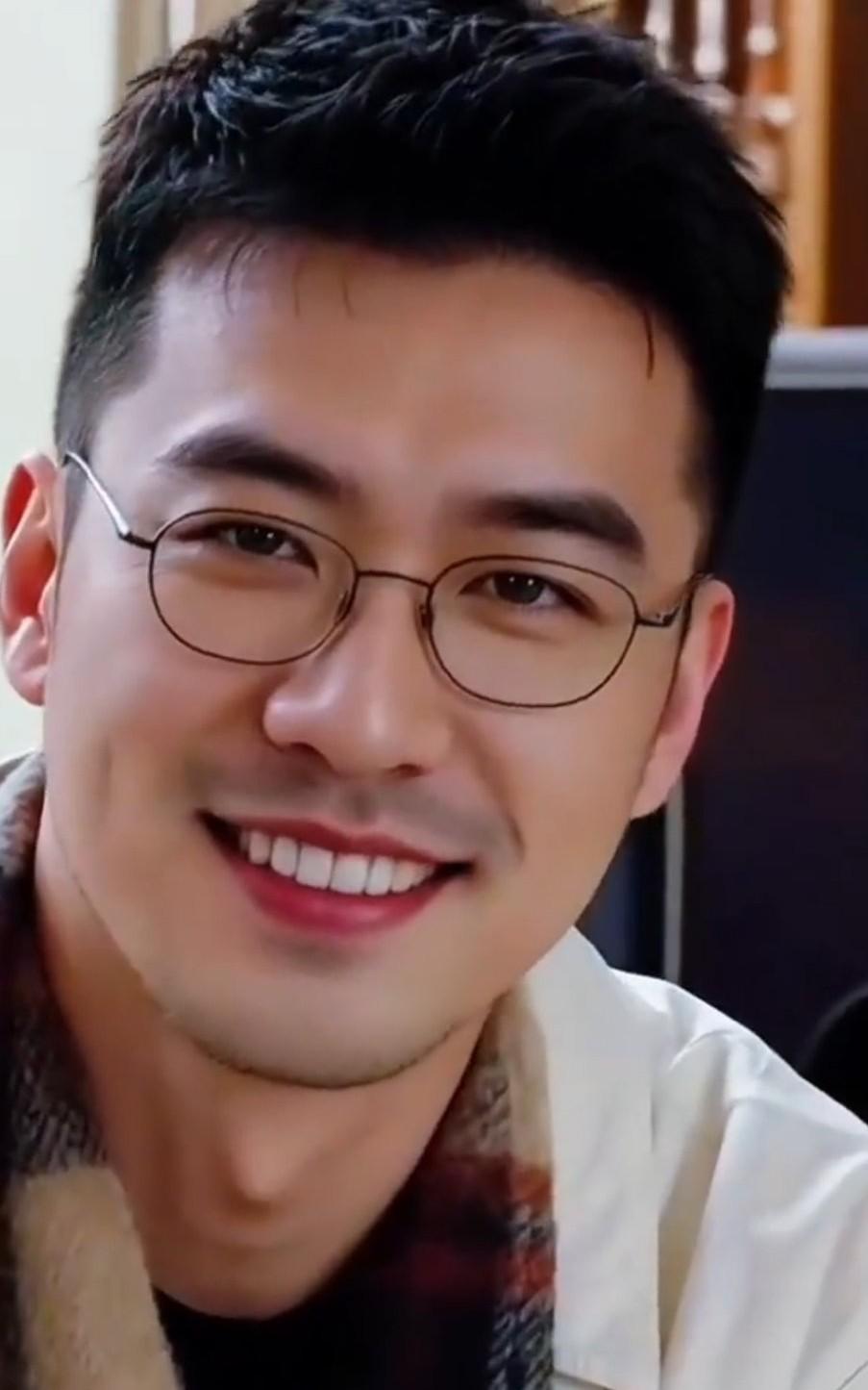 这笑容谁受得了呀，你笑起来真好看，像春天的花一样，一张英俊无比的脸，超级迷人的笑