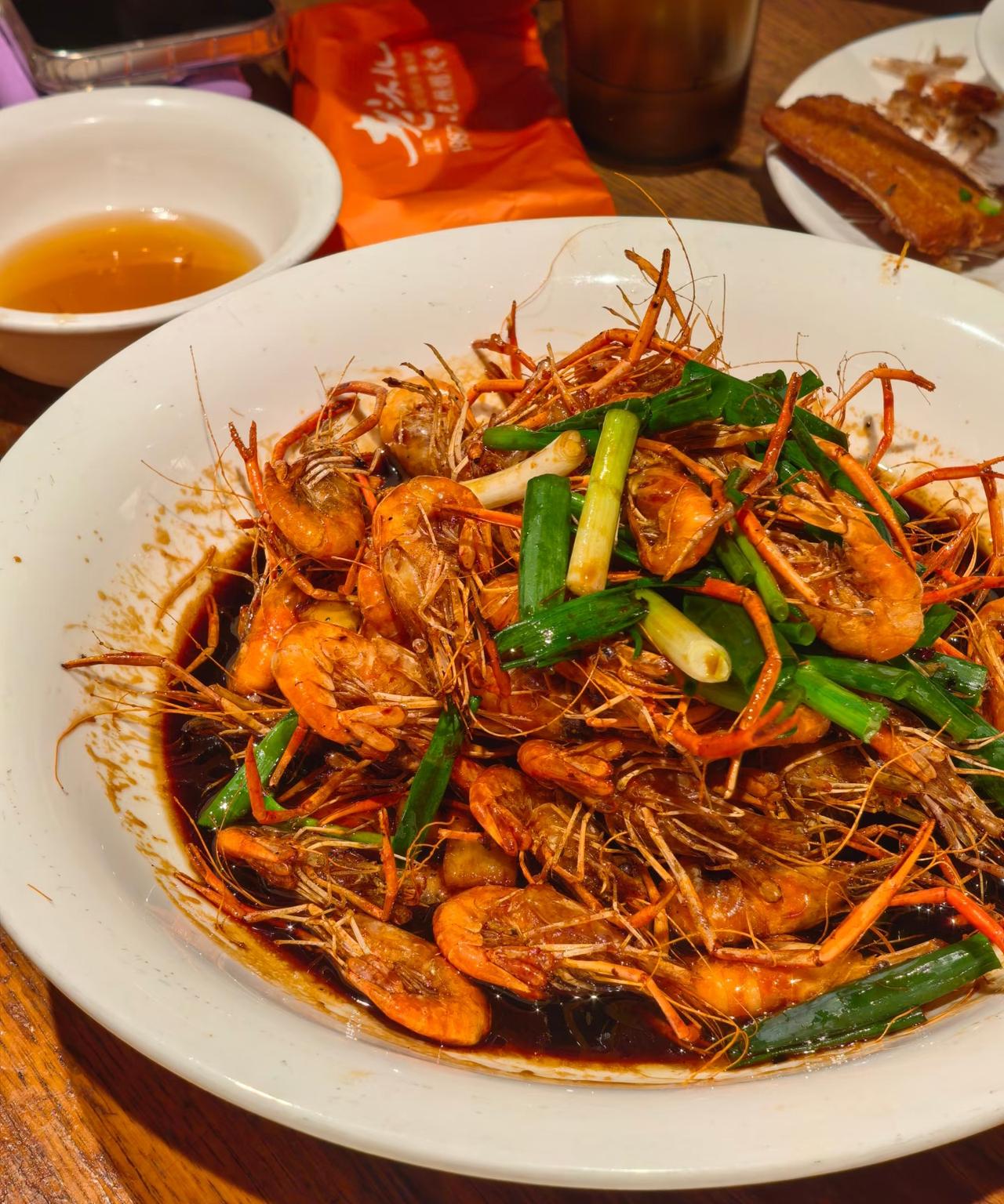 姚园寺店老头儿油爆虾好好吃昨天晚上部门聚餐在大家的一致推荐下去了杭州必吃榜