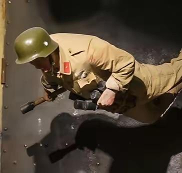 1937年3月，红西路军总部干部团政治处主任徐一新在一场激战中身负重伤，与身边战